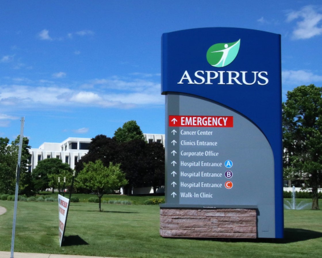 Exterior hospital wayfinding sign.