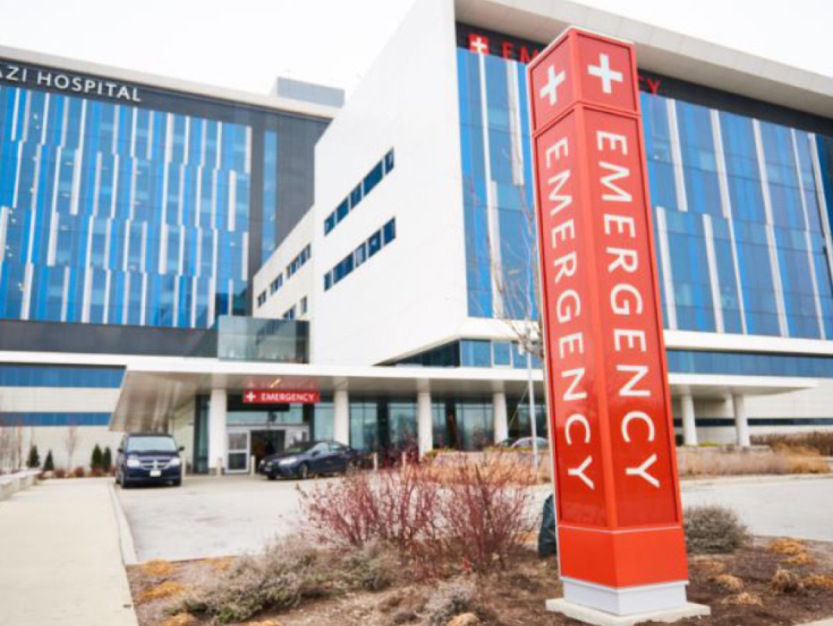 Hospital exterior emergency sign.